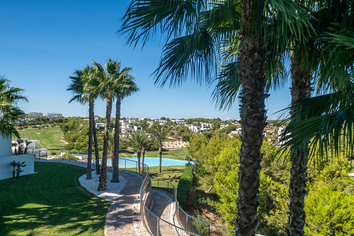 Garden in apartment for sale in Las Colinas Golf