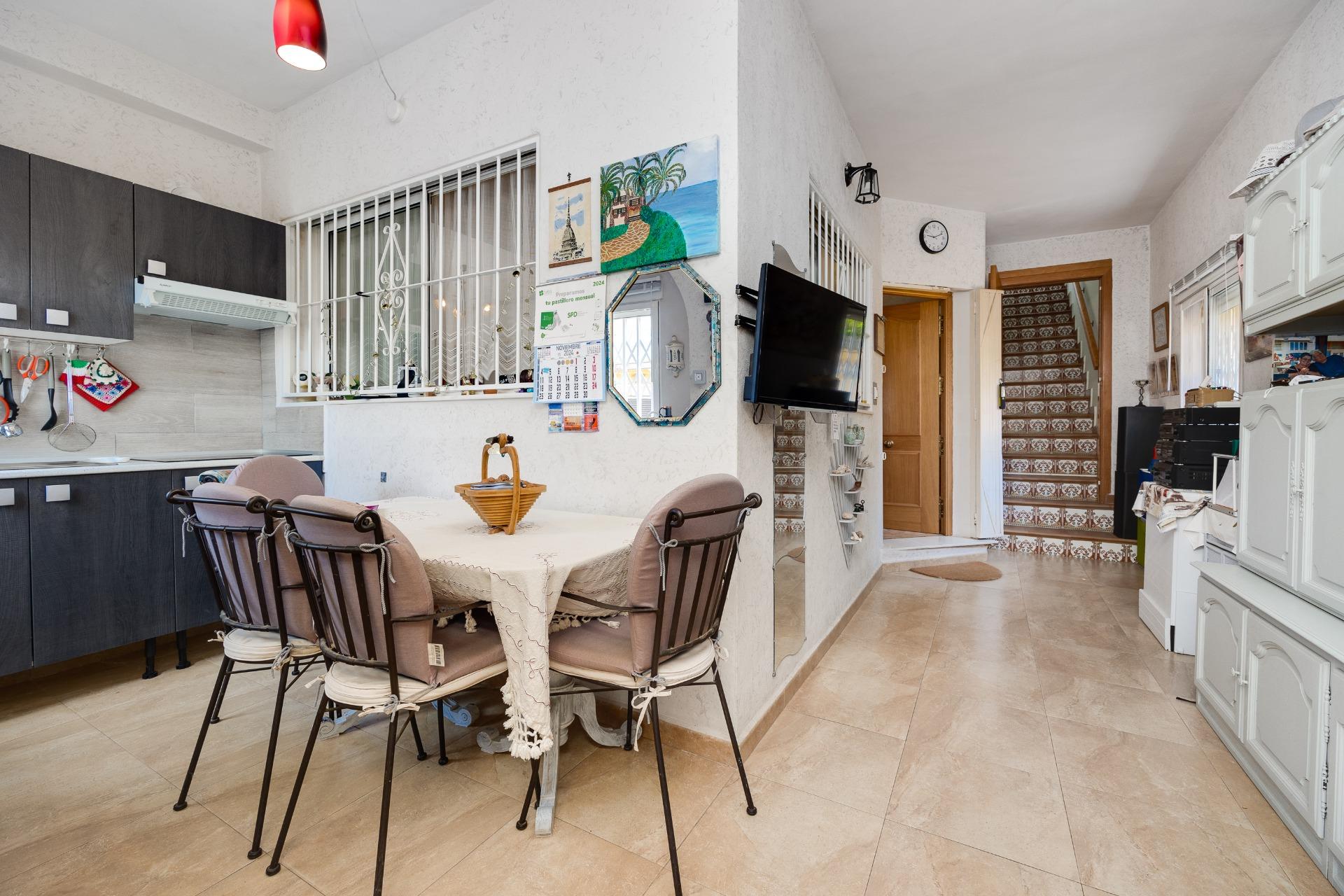 Bedrooms: 4, Bathrooms: 3, Villa in Torrevieja, Alicante, Spain