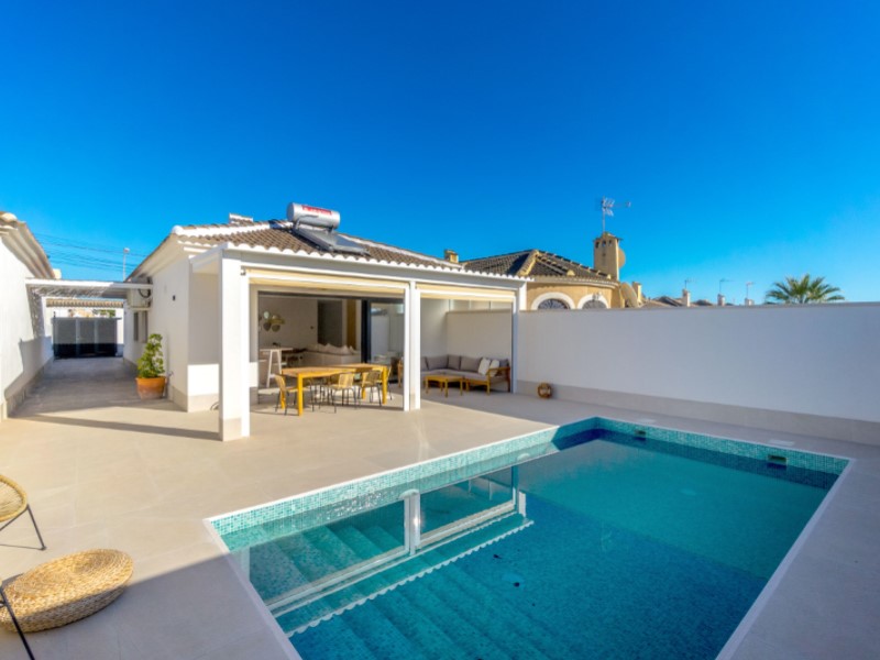 Bathroom in villa for sale in Torrevieja