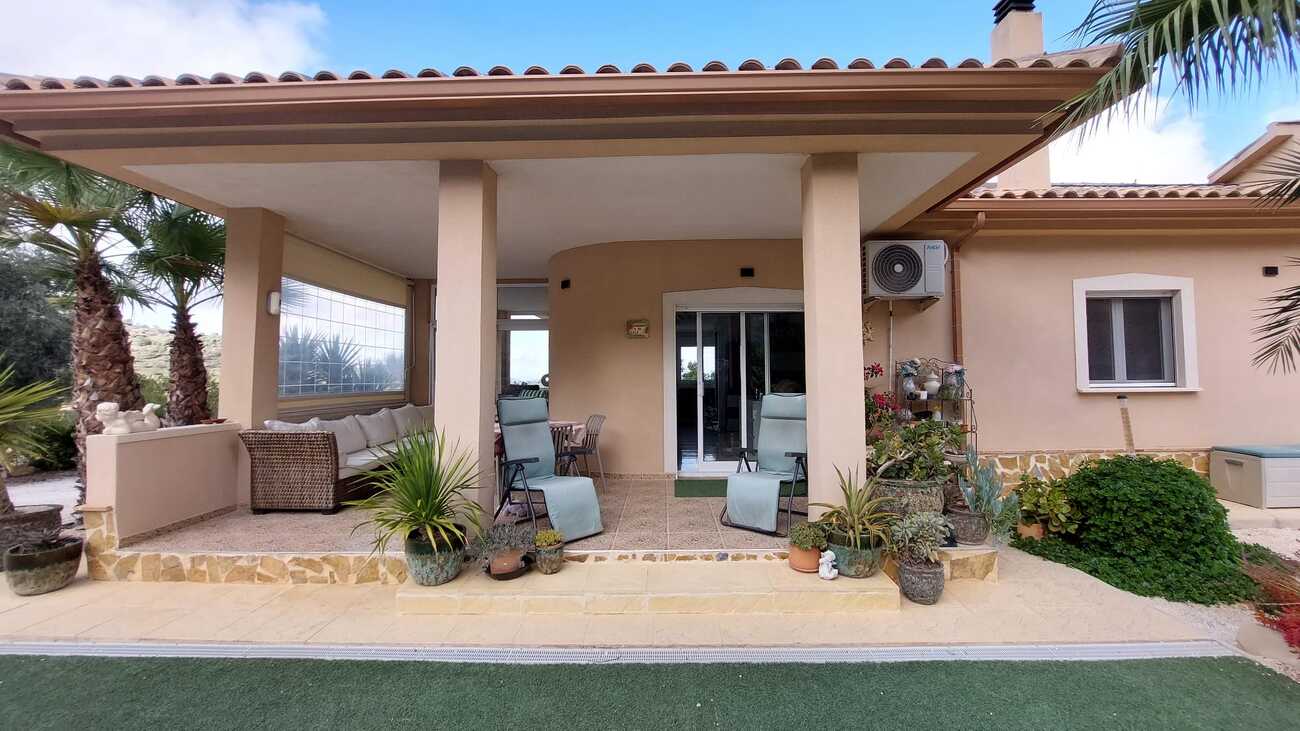 Pool area in villa for sale in Abanilla