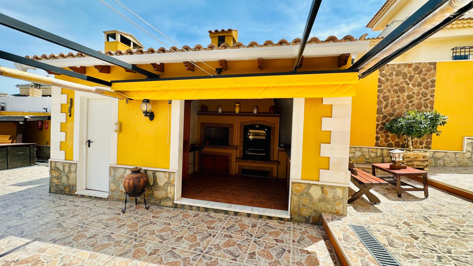 Garden in villa for sale in Orihuela