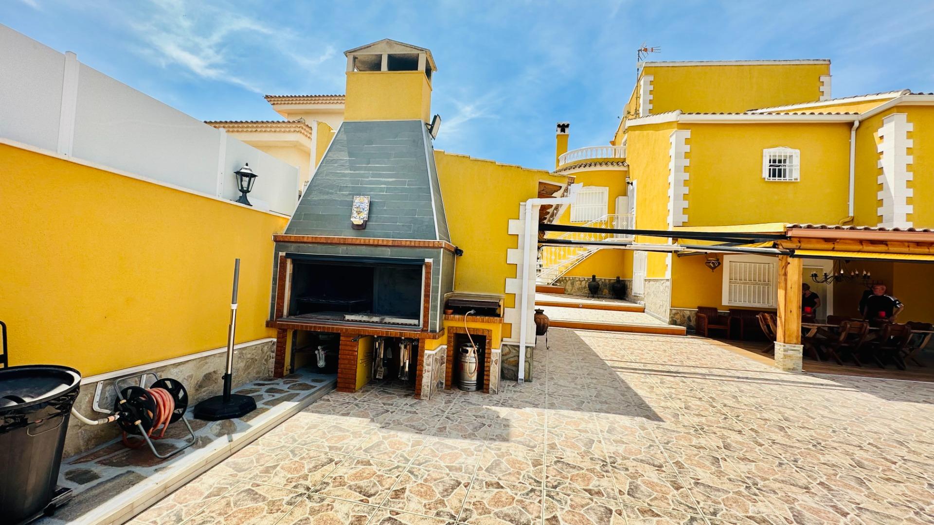 Exterior view in villa for sale in Orihuela
