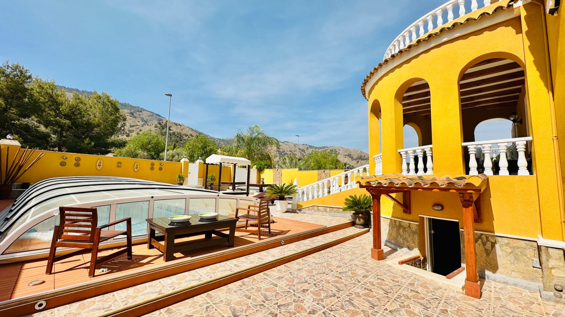 Master bedroom in villa for sale in Orihuela