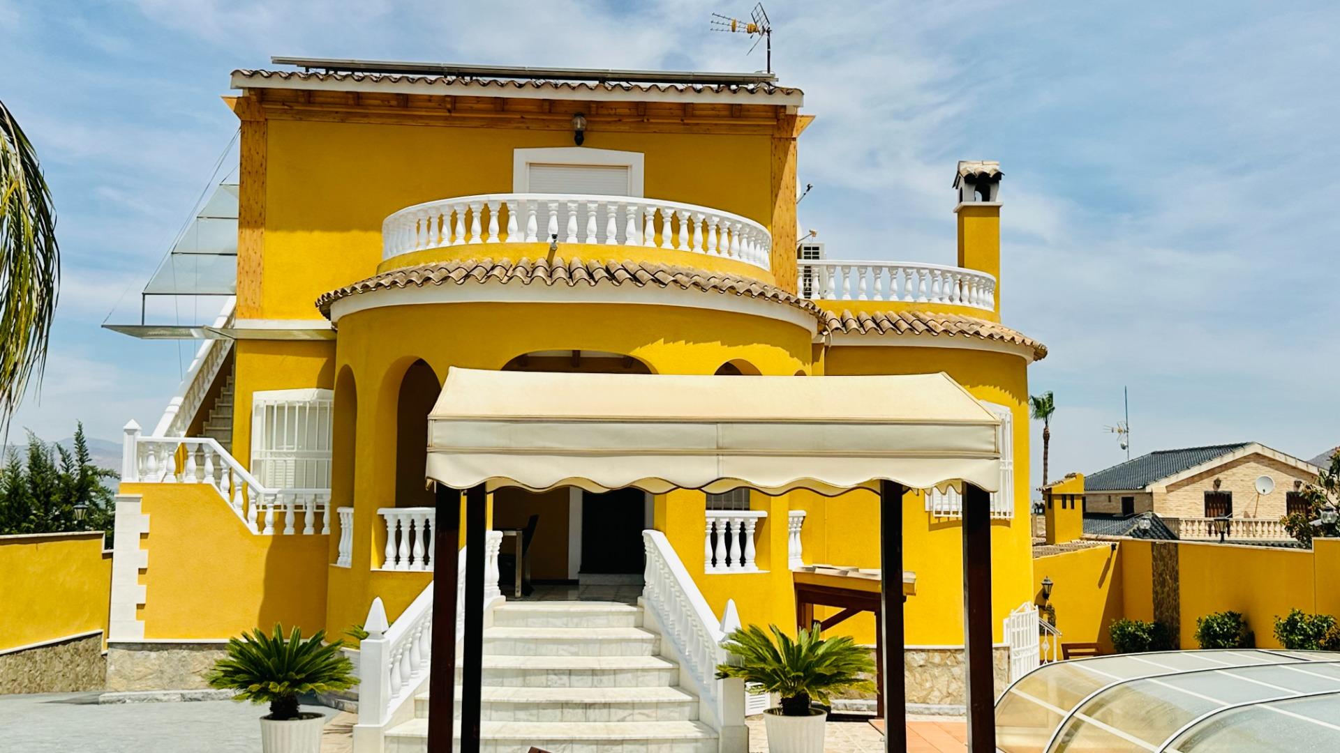 Pool area in villa for sale in Orihuela