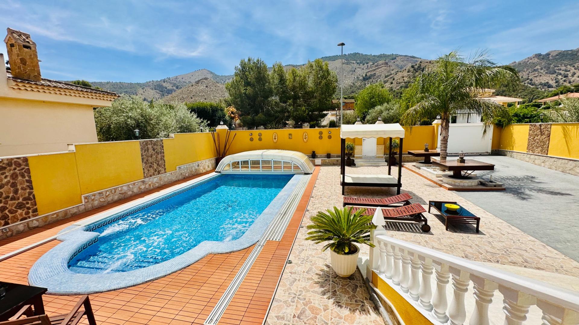 Garden in villa for sale in Orihuela