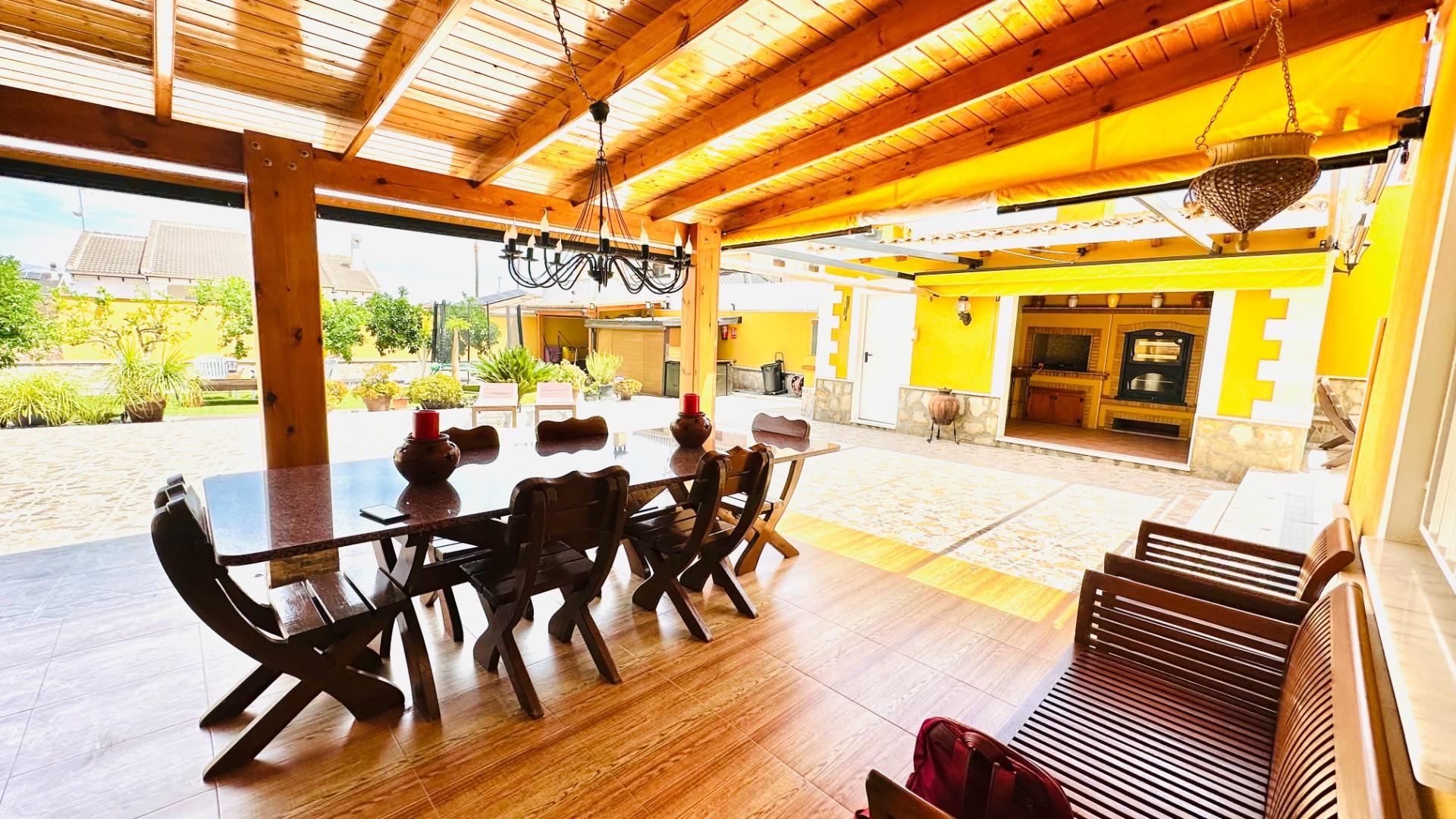 Garden in villa for sale in Orihuela