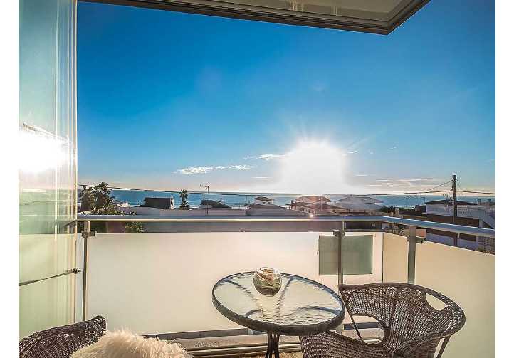 This lovely townhouse is situated in 100 metres from central Guardamar beach and has beautiful open
