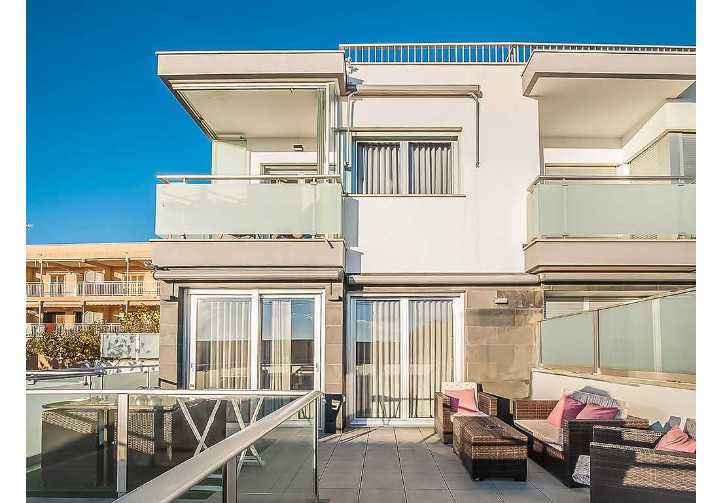 This lovely townhouse is situated in 100 metres from central Guardamar beach and has beautiful open