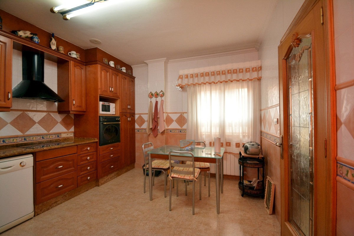 Dining area in villa for sale in Guardamar del Segura