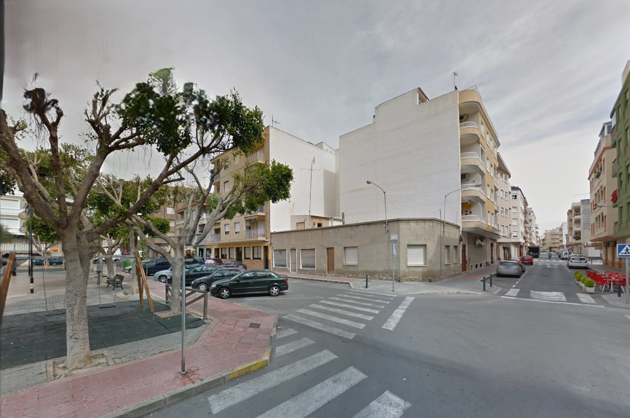 Typical Spanish property in the very centre of Guardamar del Segura, right in front of Mercadona squ