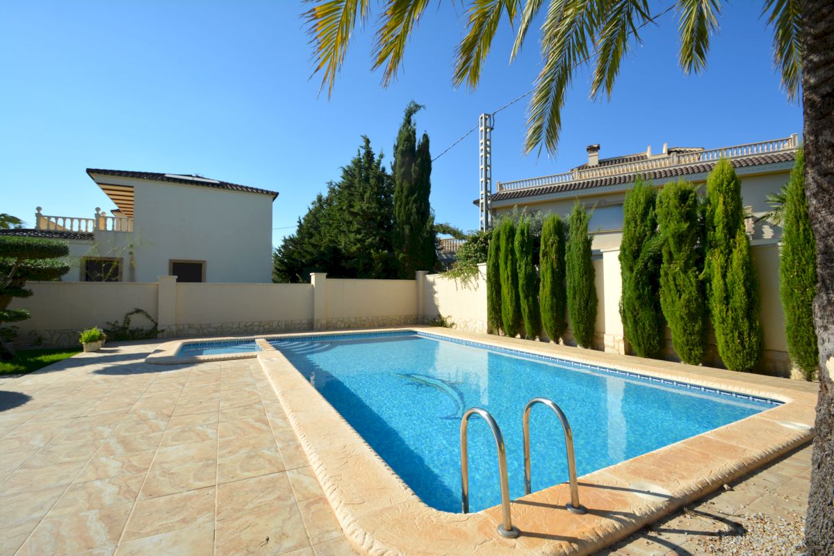 Garden in villa for sale in Orihuela Costa
