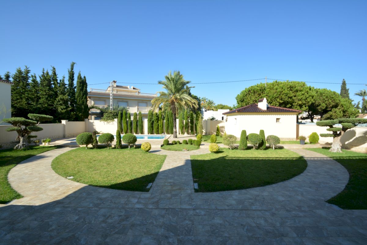 Dining area in villa for sale in Orihuela Costa