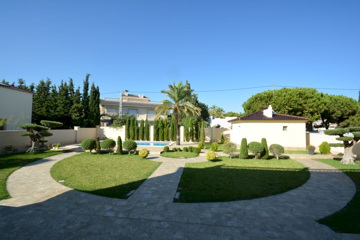 Bedroom in villa for sale in Orihuela Costa