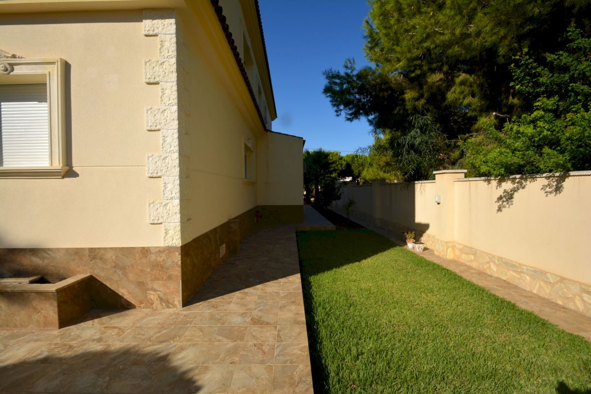 Garden in villa for sale in Orihuela Costa