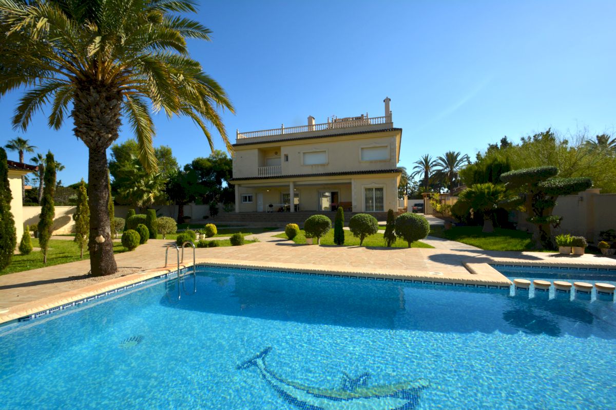 Bedroom in villa for sale in Orihuela Costa