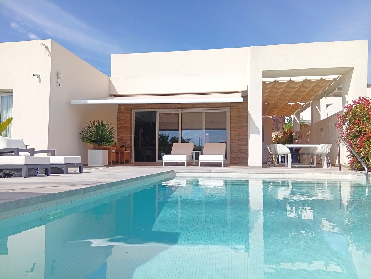 This exclusive resale villa is located on a 500 m² plot in the prestigious urbanisation of La Finca
