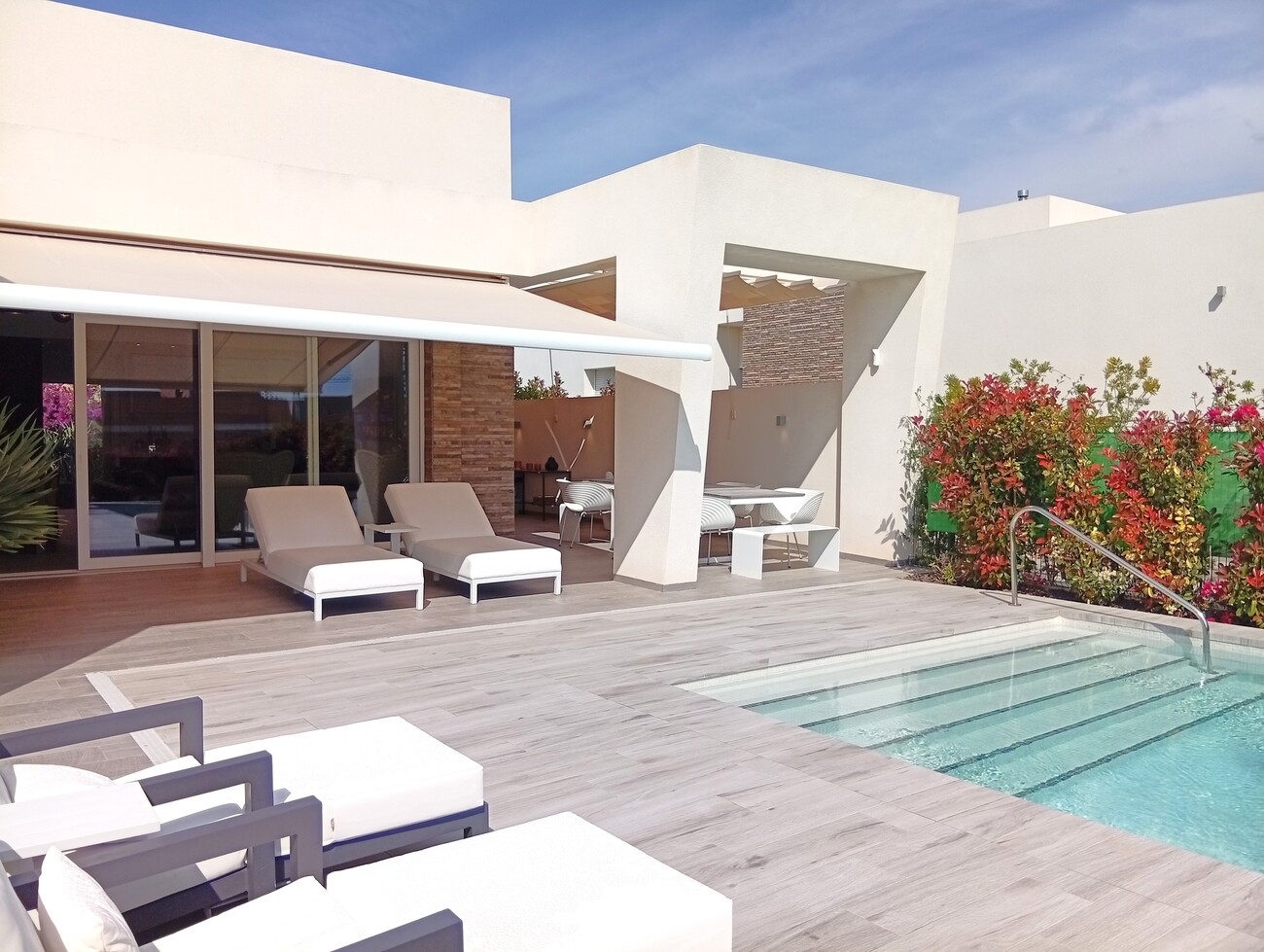 This exclusive resale villa is located on a 500 m² plot in the prestigious urbanisation of La Finca