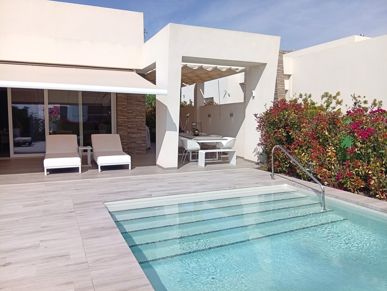 This exclusive resale villa is located on a 500 m² plot in the prestigious urbanisation of La Finca
