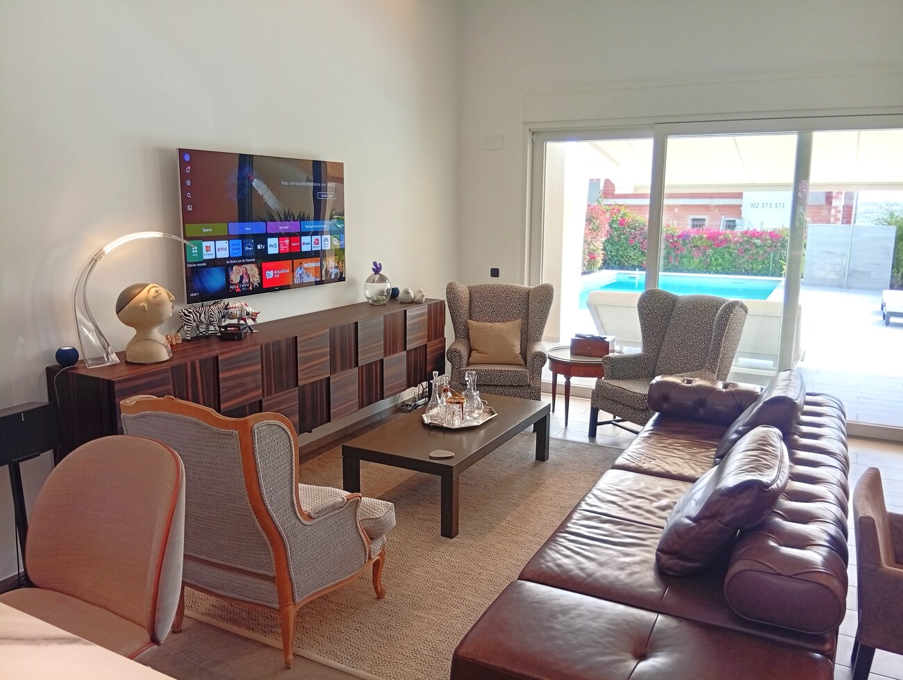 This exclusive resale villa is located on a 500 m² plot in the prestigious urbanisation of La Finca