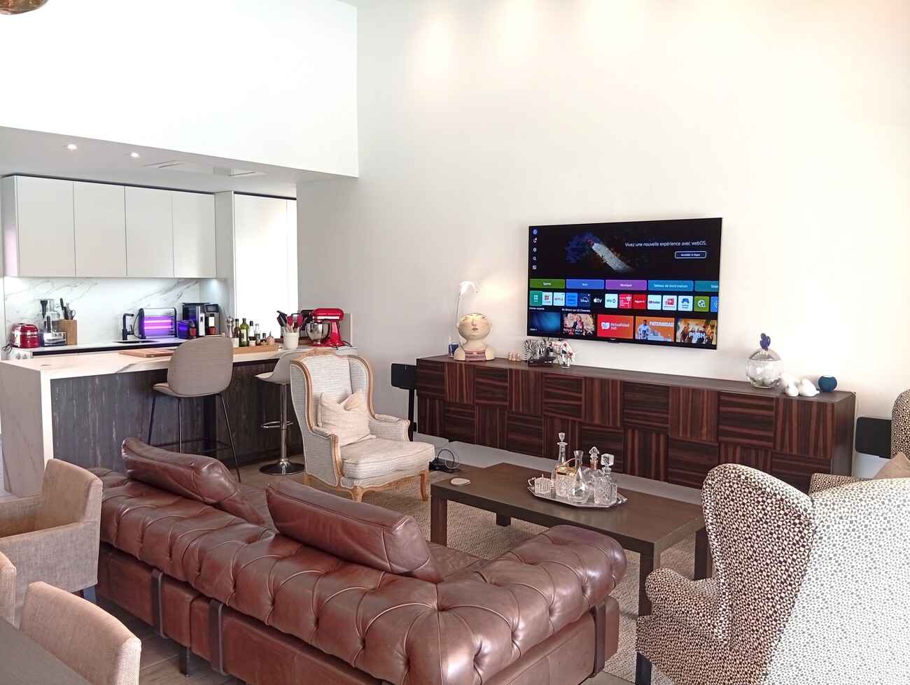 This exclusive resale villa is located on a 500 m² plot in the prestigious urbanisation of La Finca