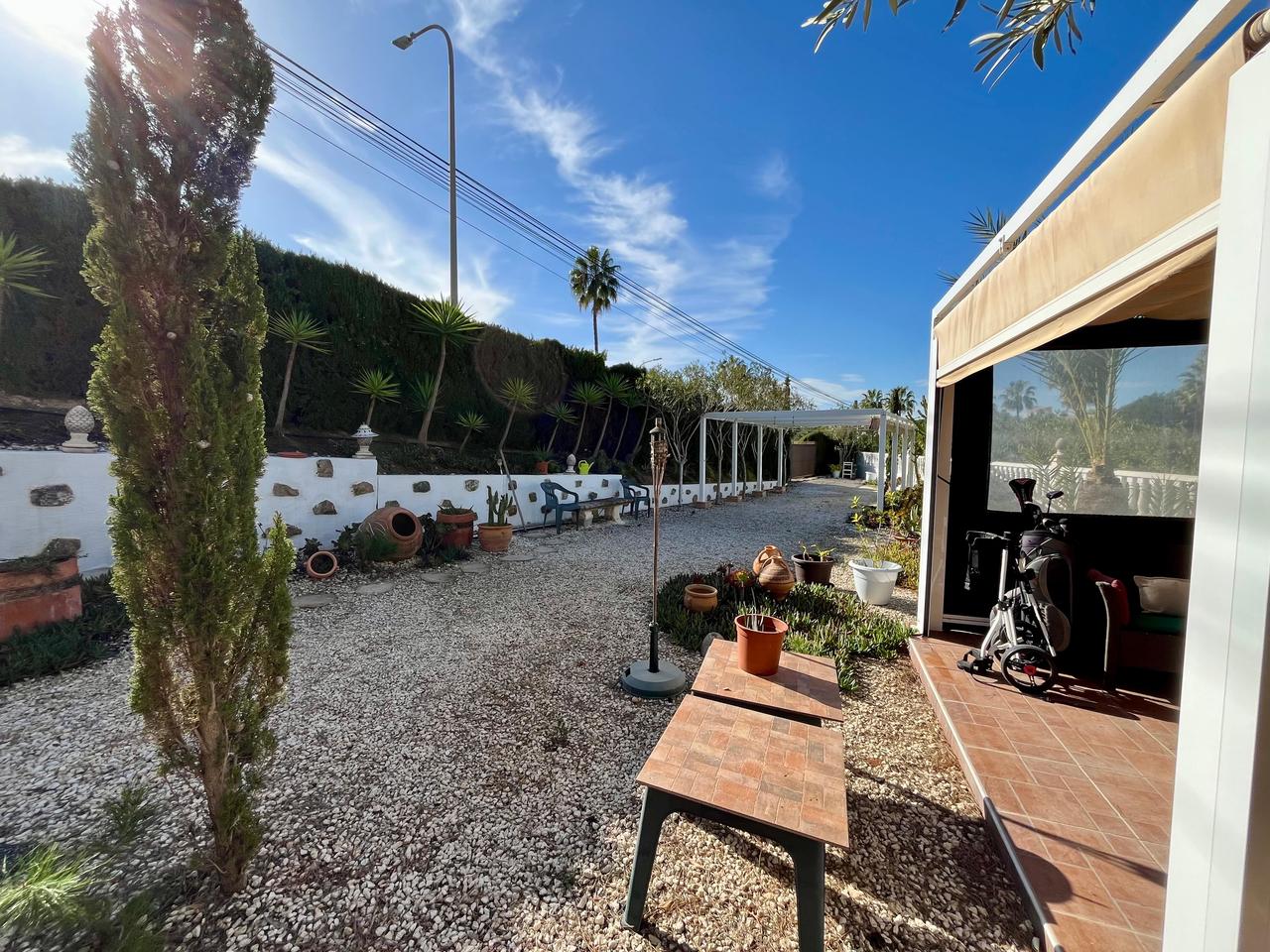 Garden in villa for sale in Villamartin