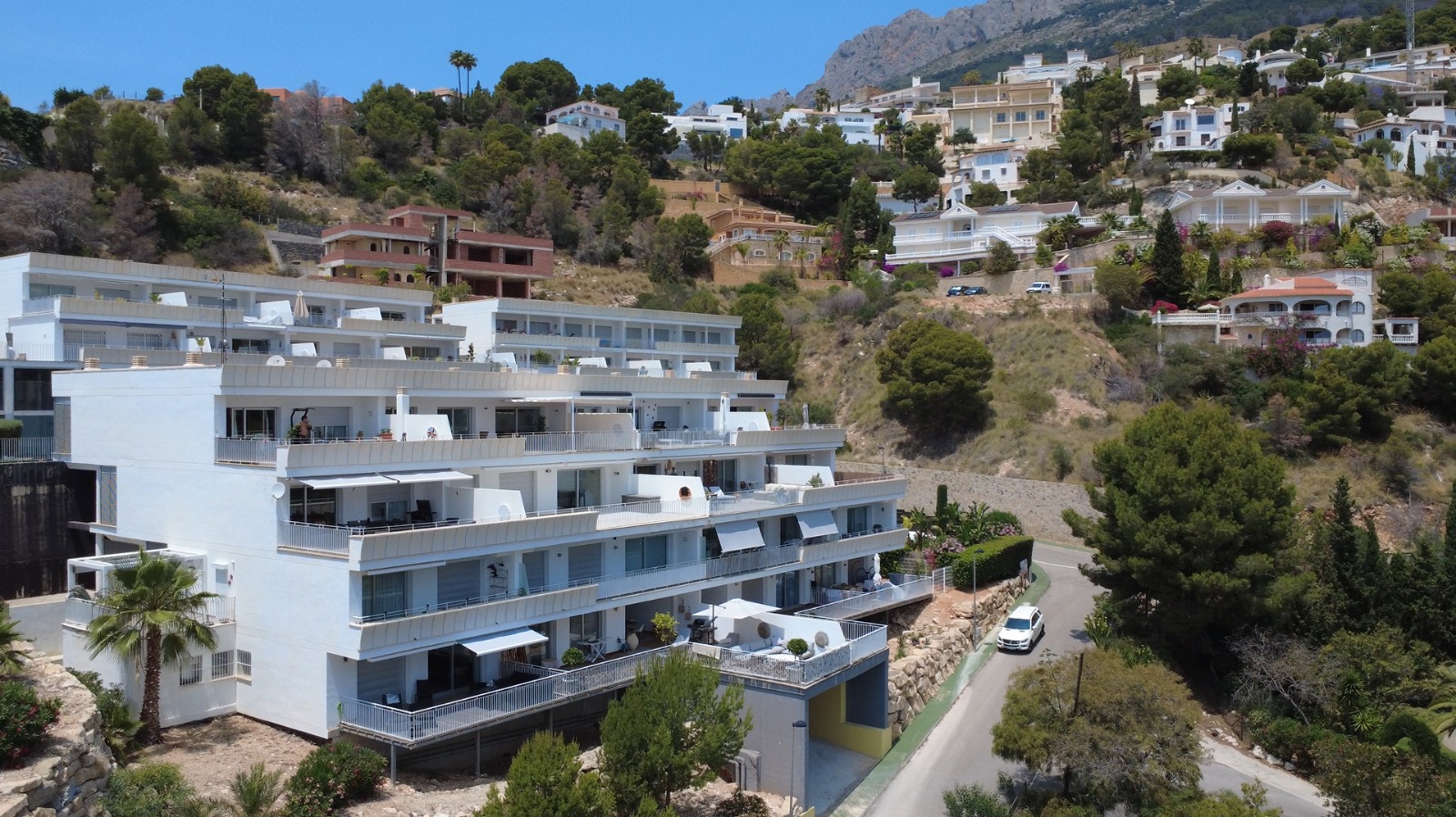 Vakna upp till Medelhavets gnistrande horisont och Alteas gröna berg i denna exklusiva tvårumslägenhet i Sierra de Altea – en av Costa Blancas mest eftertraktade adresser.