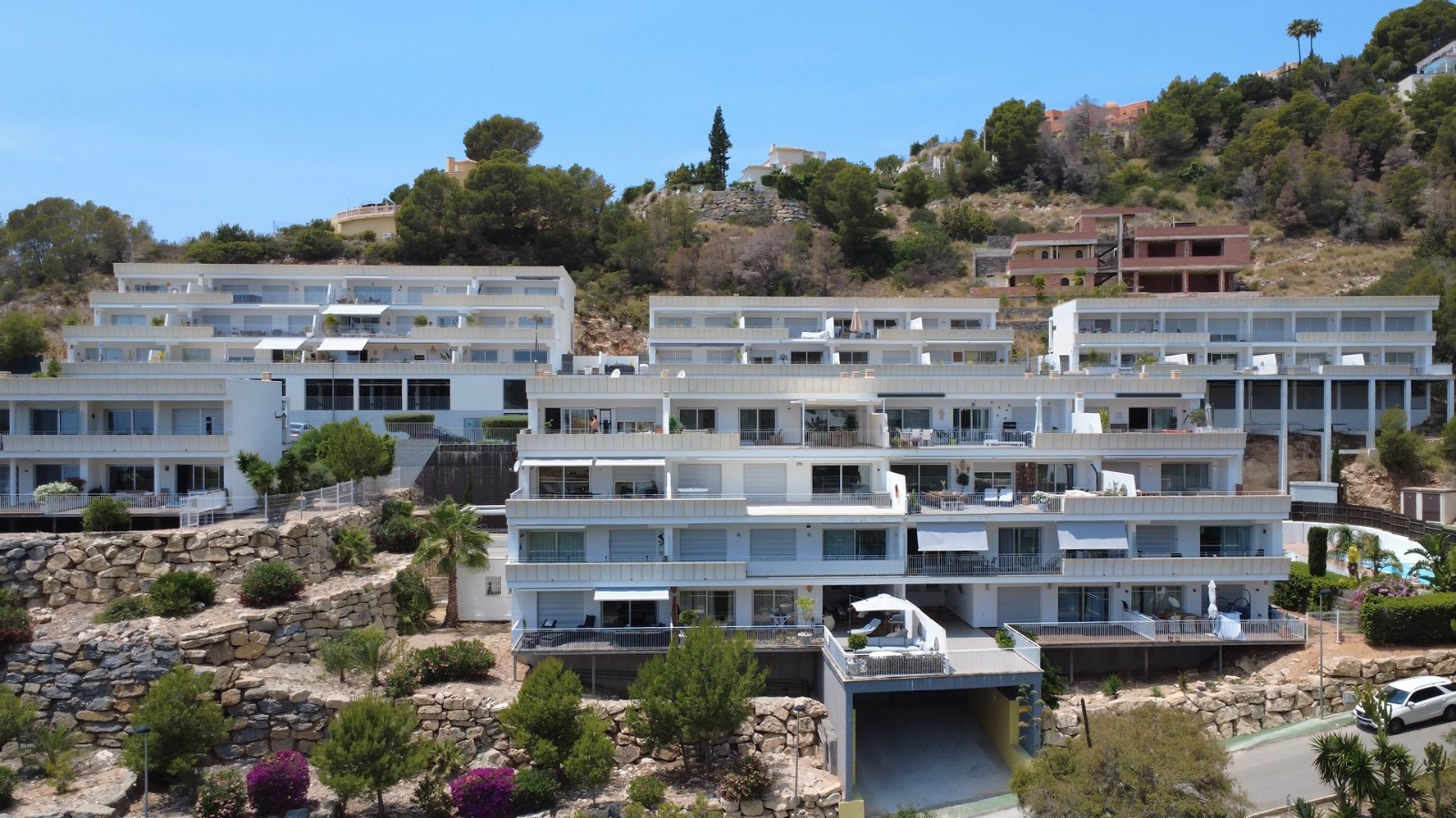 Vakna upp till Medelhavets gnistrande horisont och Alteas gröna berg i denna exklusiva tvårumslägenhet i Sierra de Altea – en av Costa Blancas mest eftertraktade adresser.