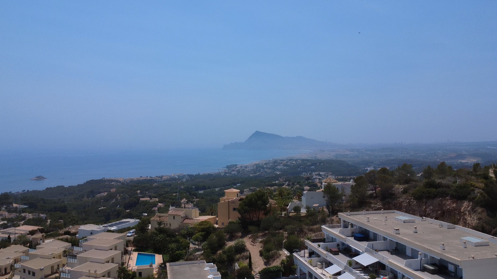 Vakna upp till Medelhavets gnistrande horisont och Alteas gröna berg i denna exklusiva tvårumslägenhet i Sierra de Altea – en av Costa Blancas mest eftertraktade adresser.