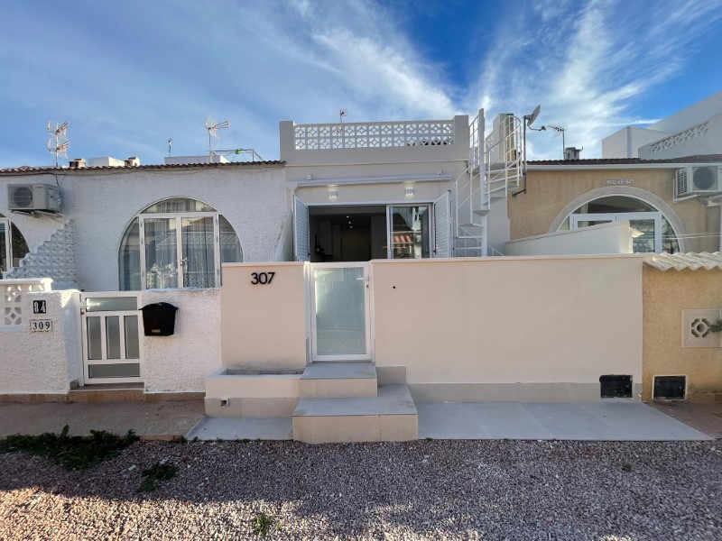 Master bedroom in bungalow for sale in Torrevieja