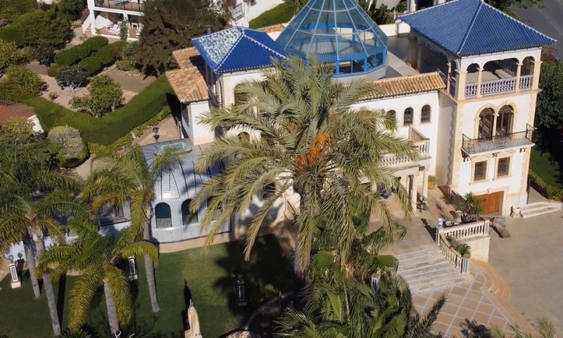 The villa is an Andalusia style house and has a total constructed surface of approx