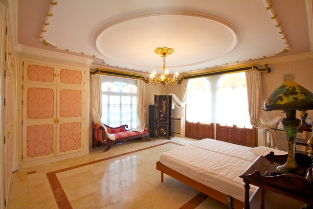Bedroom in villa for sale in Orihuela Costa