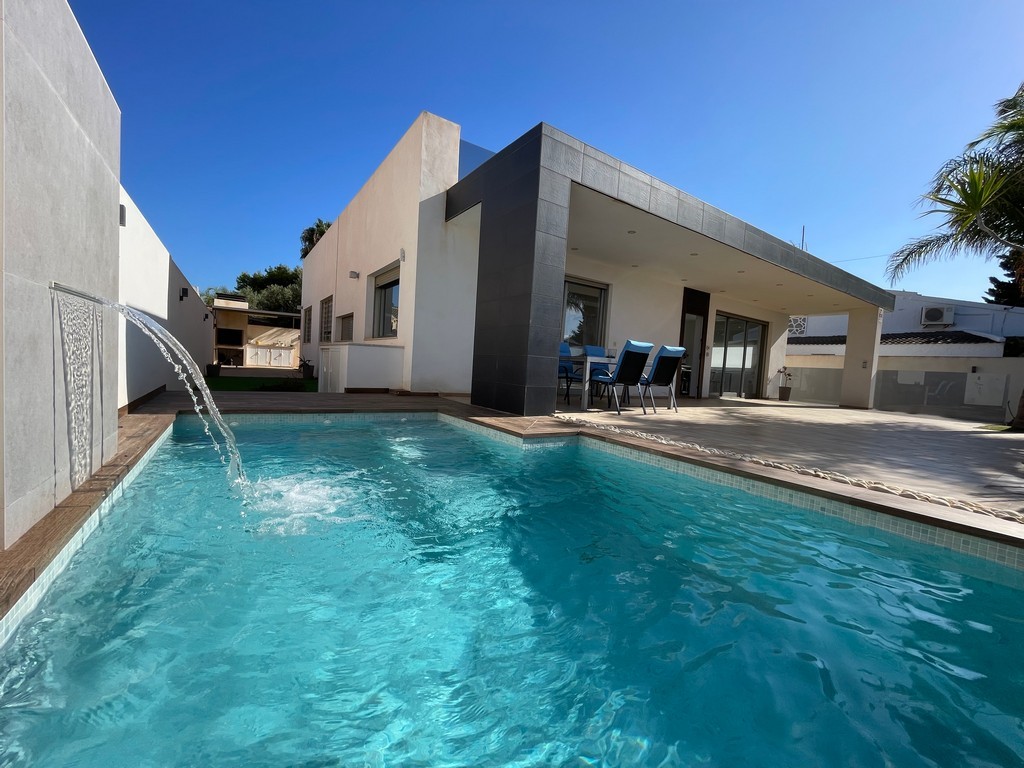 Stunning Modern Villa Near Playa Mar de Cristal – A Unique OpportunityThis beautifully designed 6-be