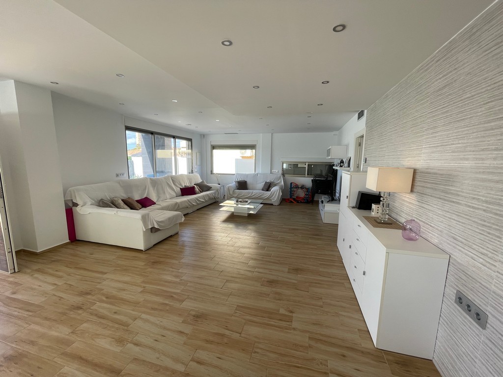 Master bedroom in villa for sale in Mar de Cristal