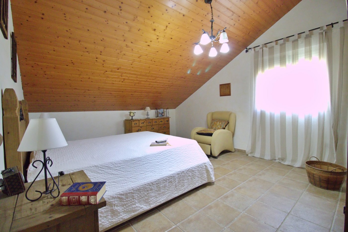 Master bedroom in villa for sale in Elche Pedanías
