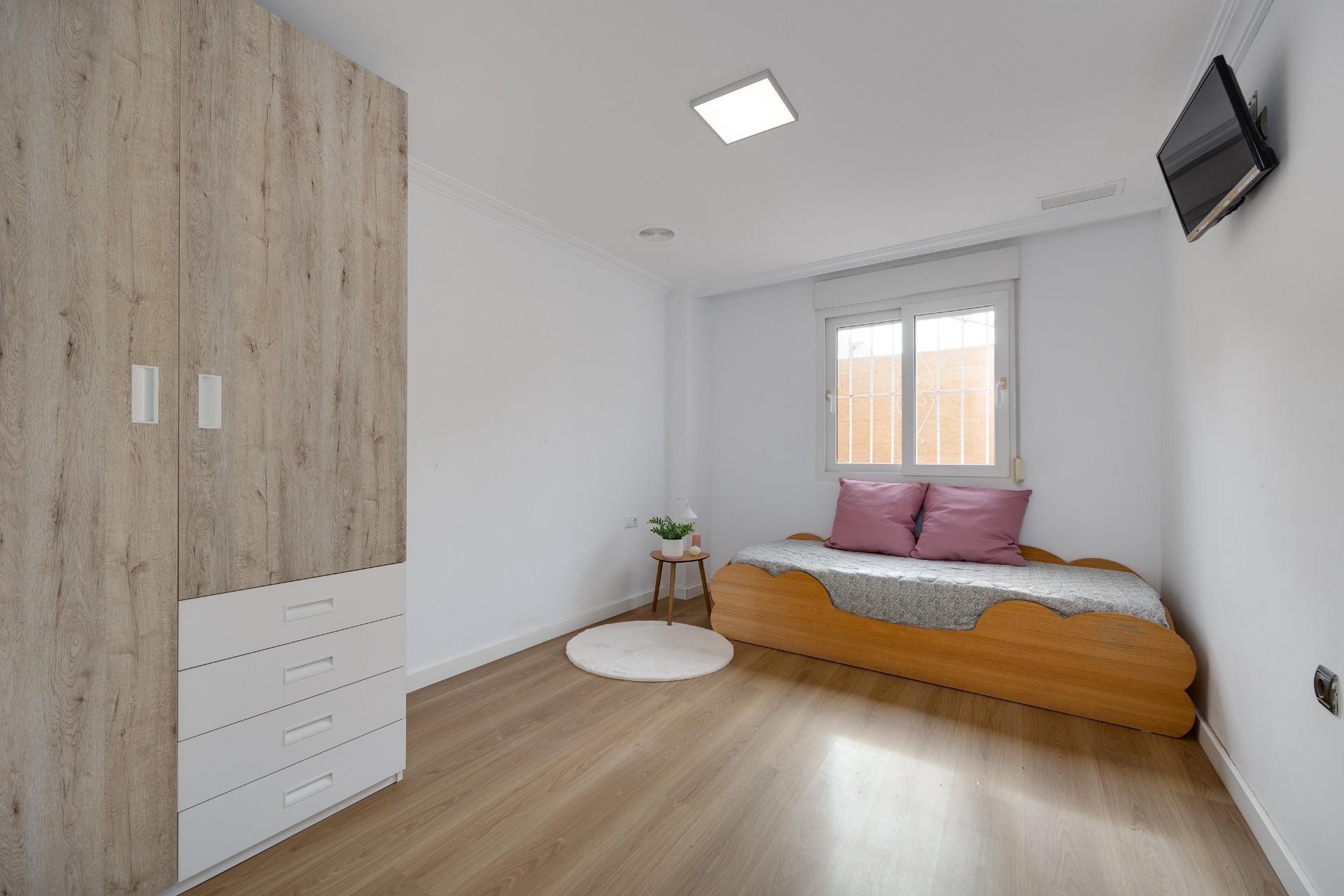 Bedroom in apartment for sale in Torrevieja