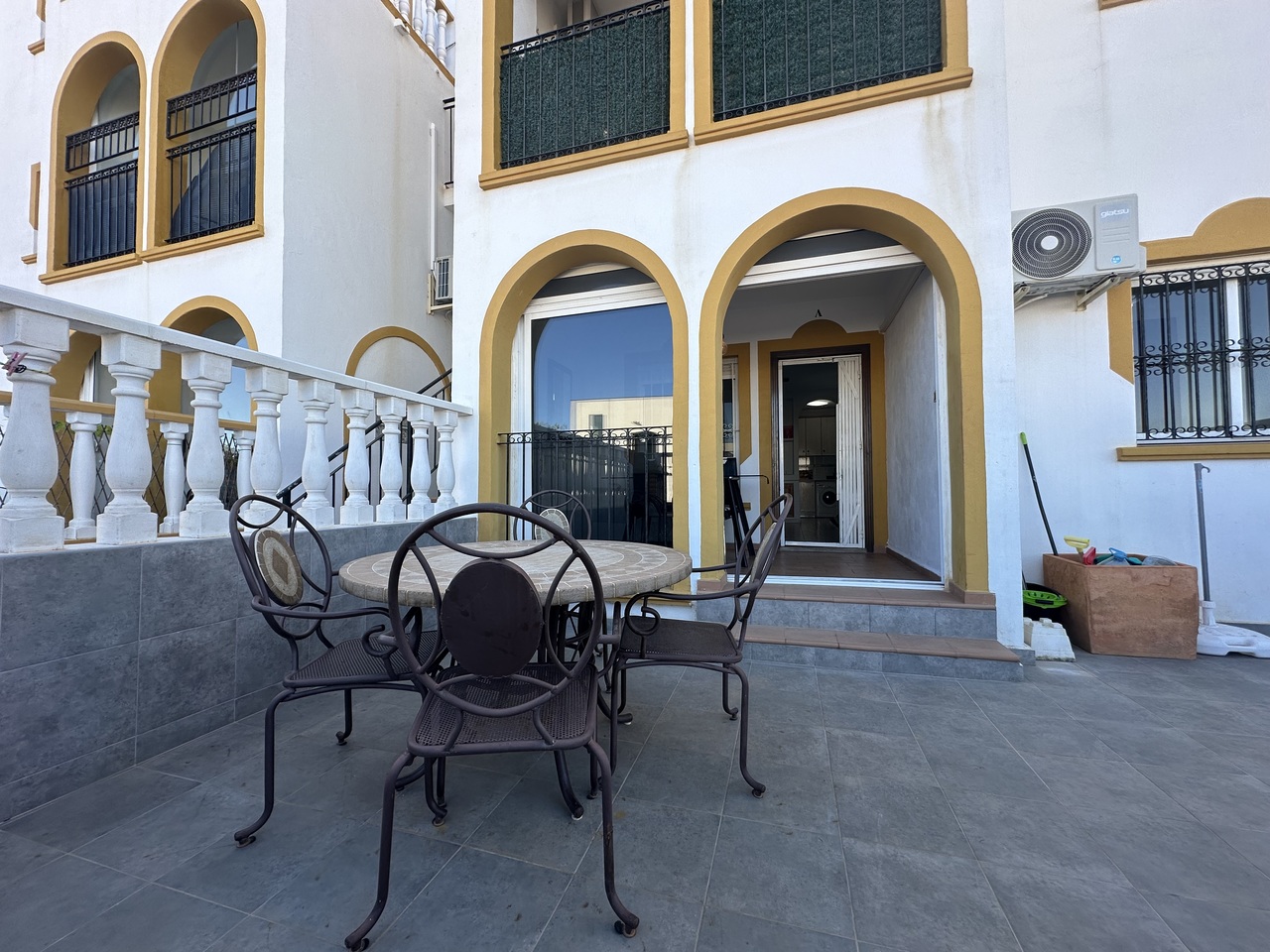 Fantastic opportunity to purchase this well presented 2 bedroom, 1 bathroom ground floor apartment i