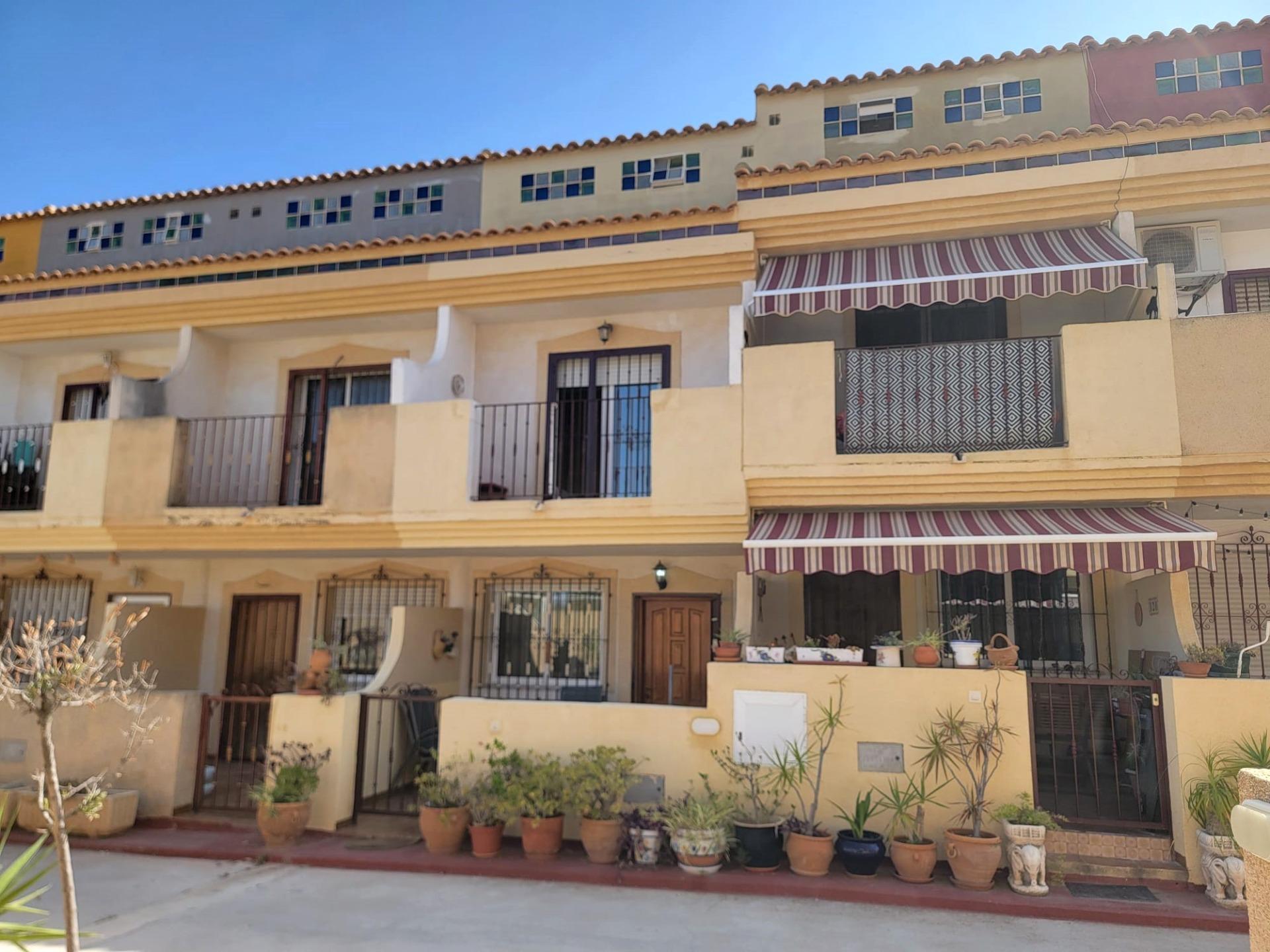 Spacious 3-story semi-detached house in a beautiful residential with a swimming pool and a large ind