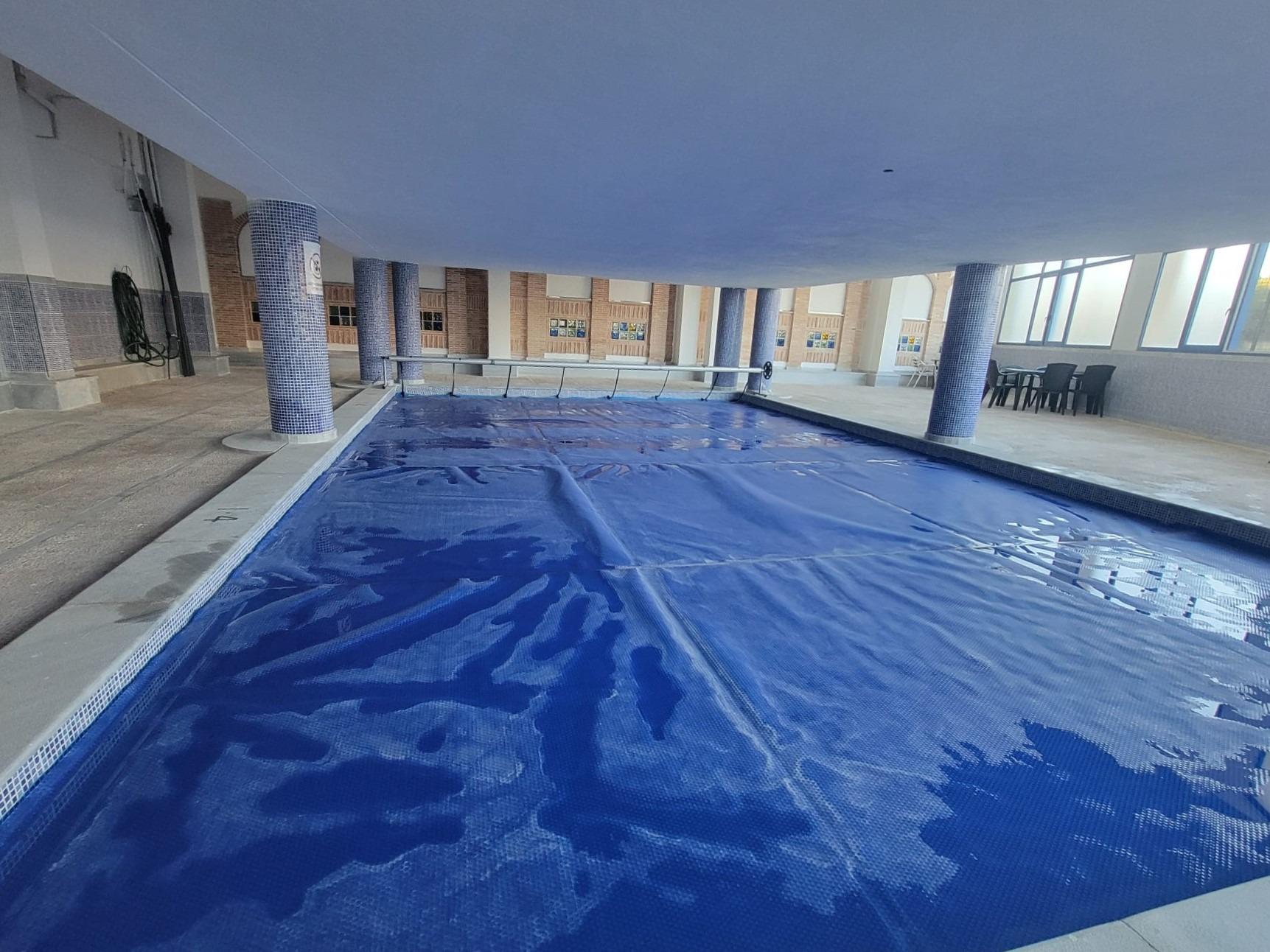 Spacious 3-story semi-detached house in a beautiful residential with a swimming pool and a large ind
