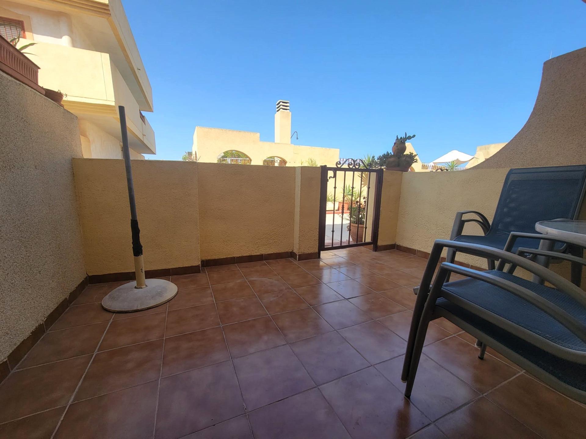 Spacious 3-story semi-detached house in a beautiful residential with a swimming pool and a large ind