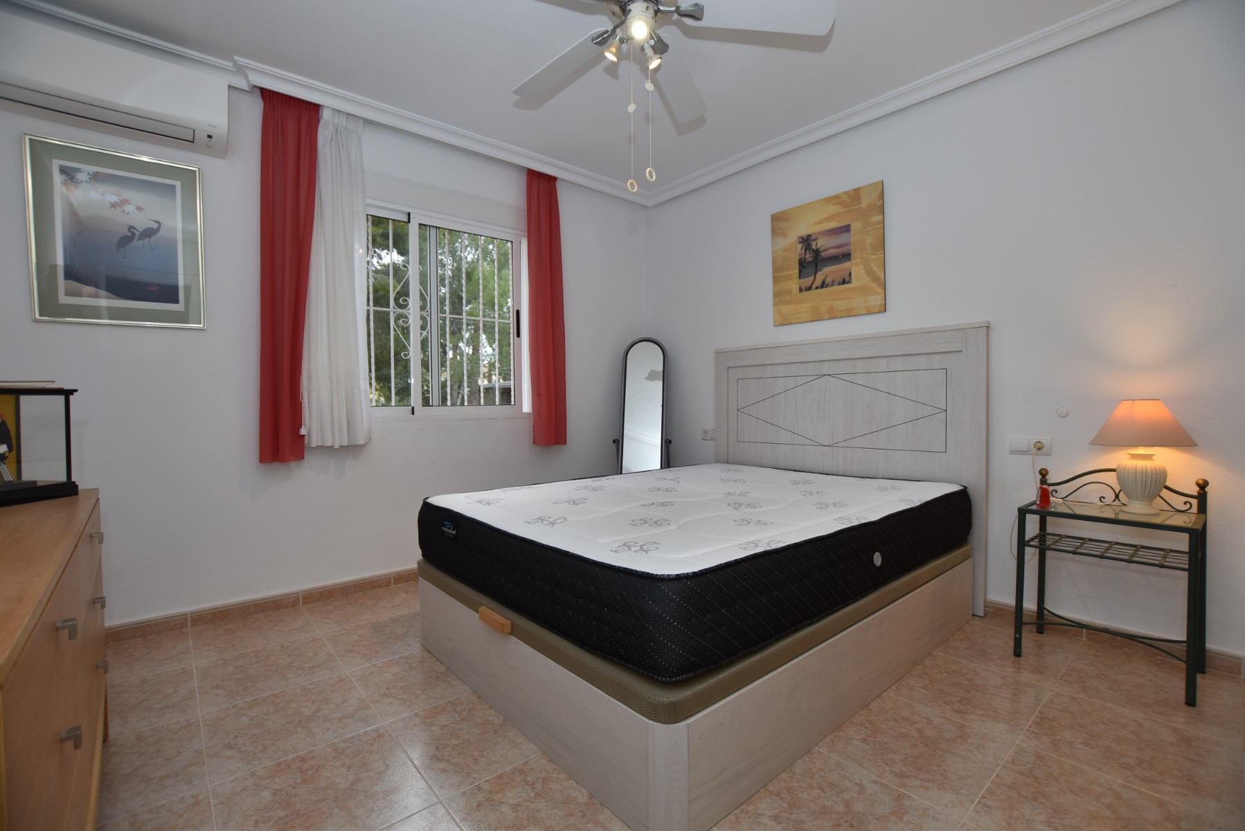 Master bedroom in villa for sale in Algorfa