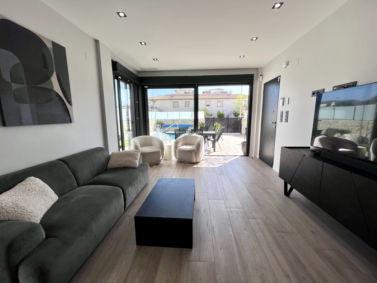 Garden in villa for sale in Punta Prima
