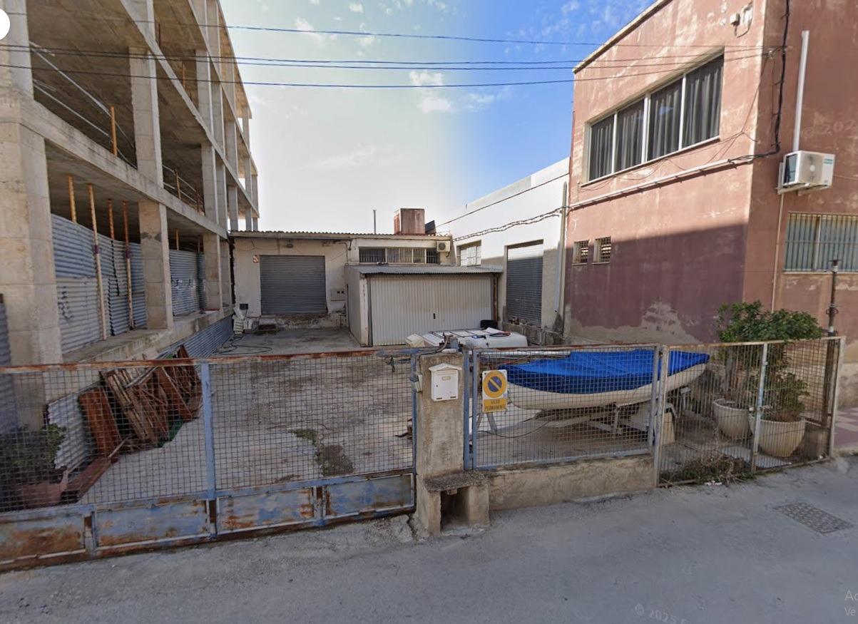 An industrial warehouse with 182 m² of built area is offered for sale, located on a 304 m² fully fen
