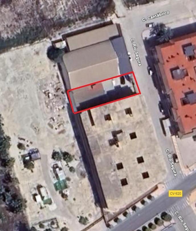 An industrial warehouse with 182 m² of built area is offered for sale, located on a 304 m² fully fen