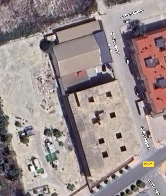 An industrial warehouse with 182 m² of built area is offered for sale, located on a 304 m² fully fen