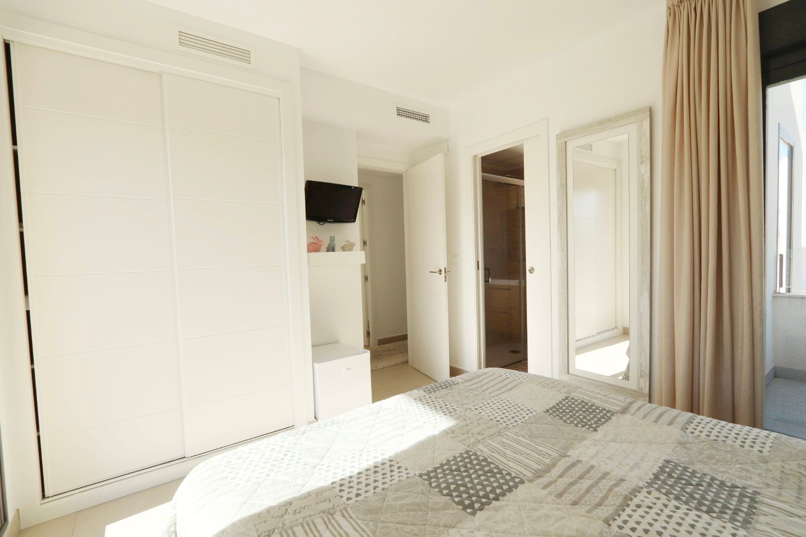 Master bedroom in villa for sale in la Nucia