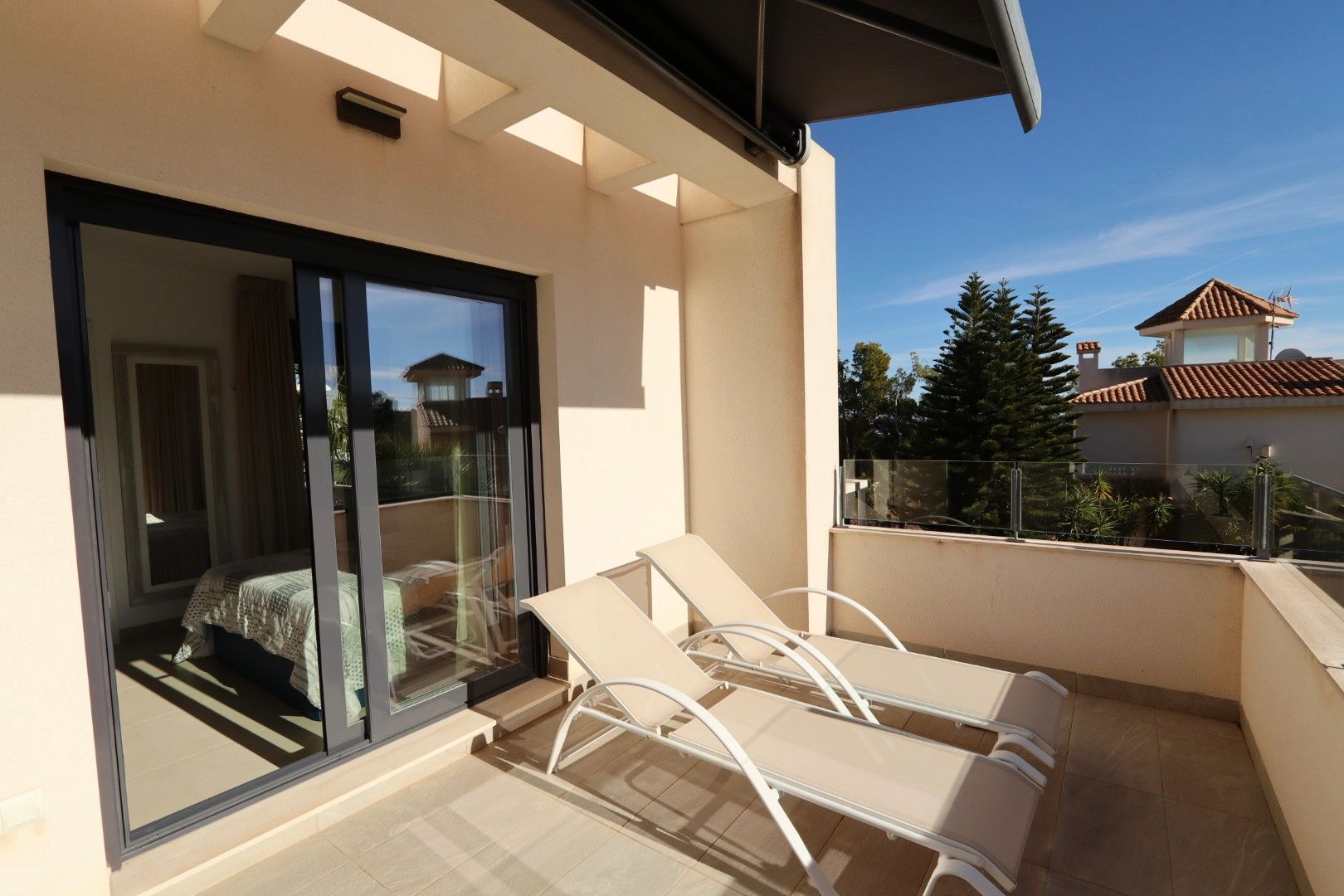 Pool area in villa for sale in la Nucia