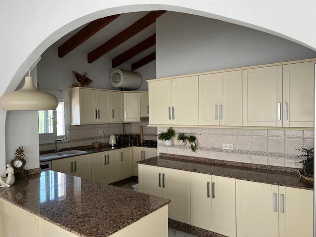 Discover the perfect blend of rural charm and modern living in this impressive detached property loc