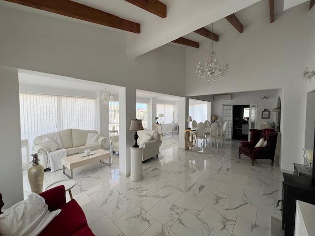 Garden in villa for sale in Dolores