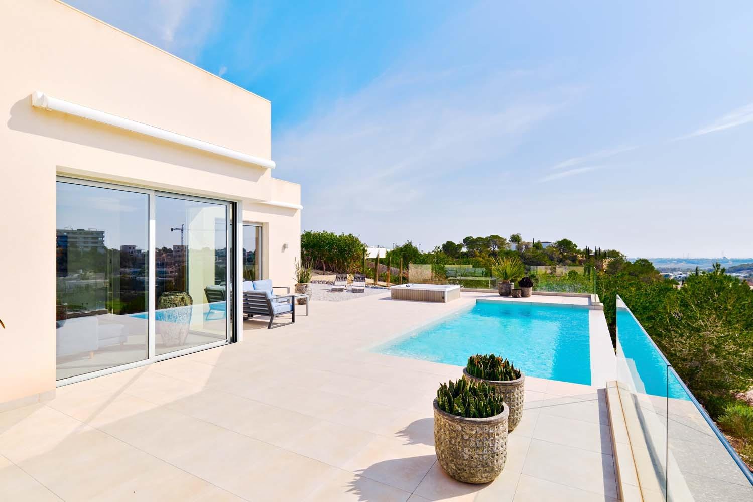Bathroom in villa for sale in Orihuela