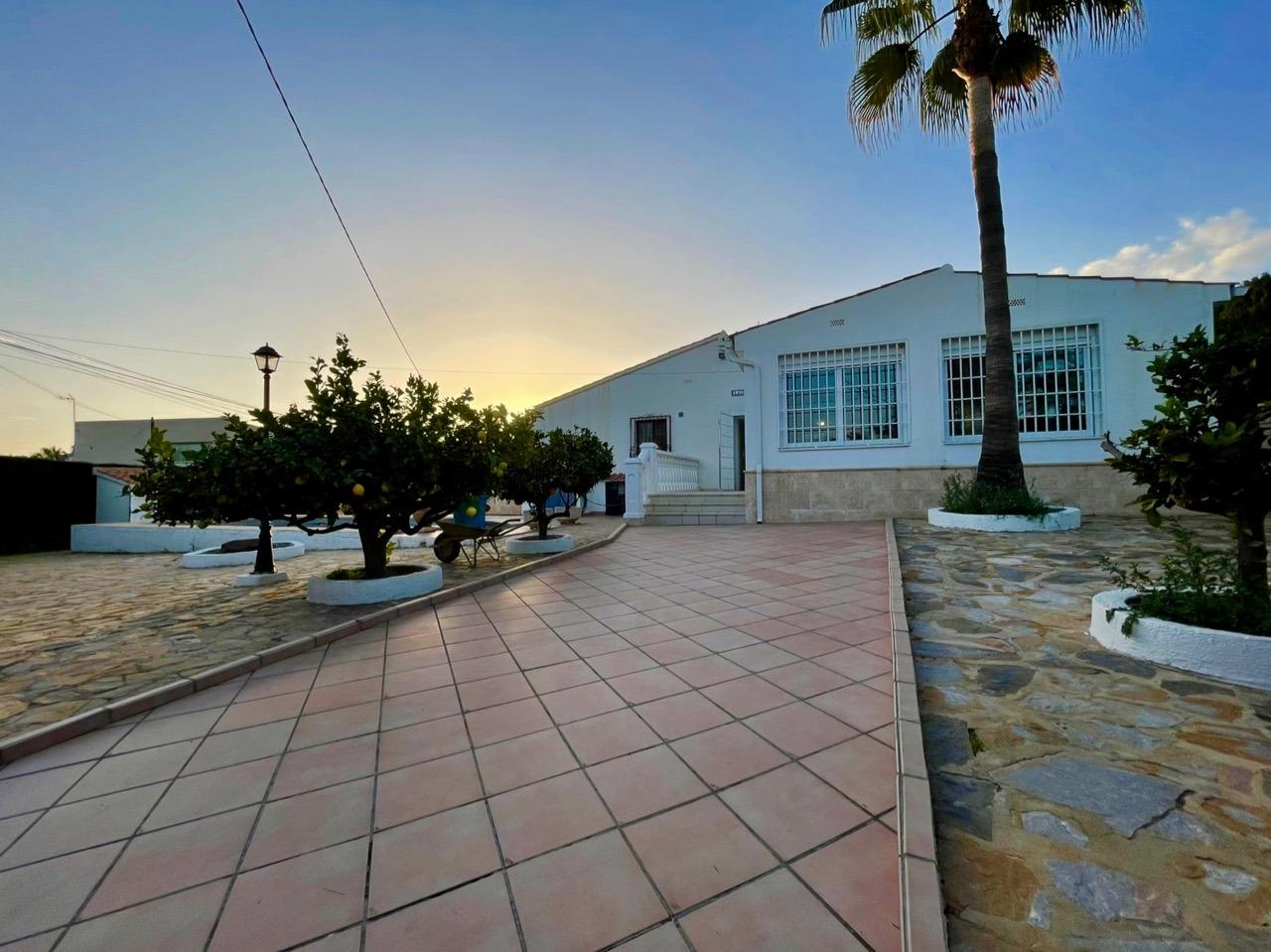 Pool area in villa for sale in Benidorm